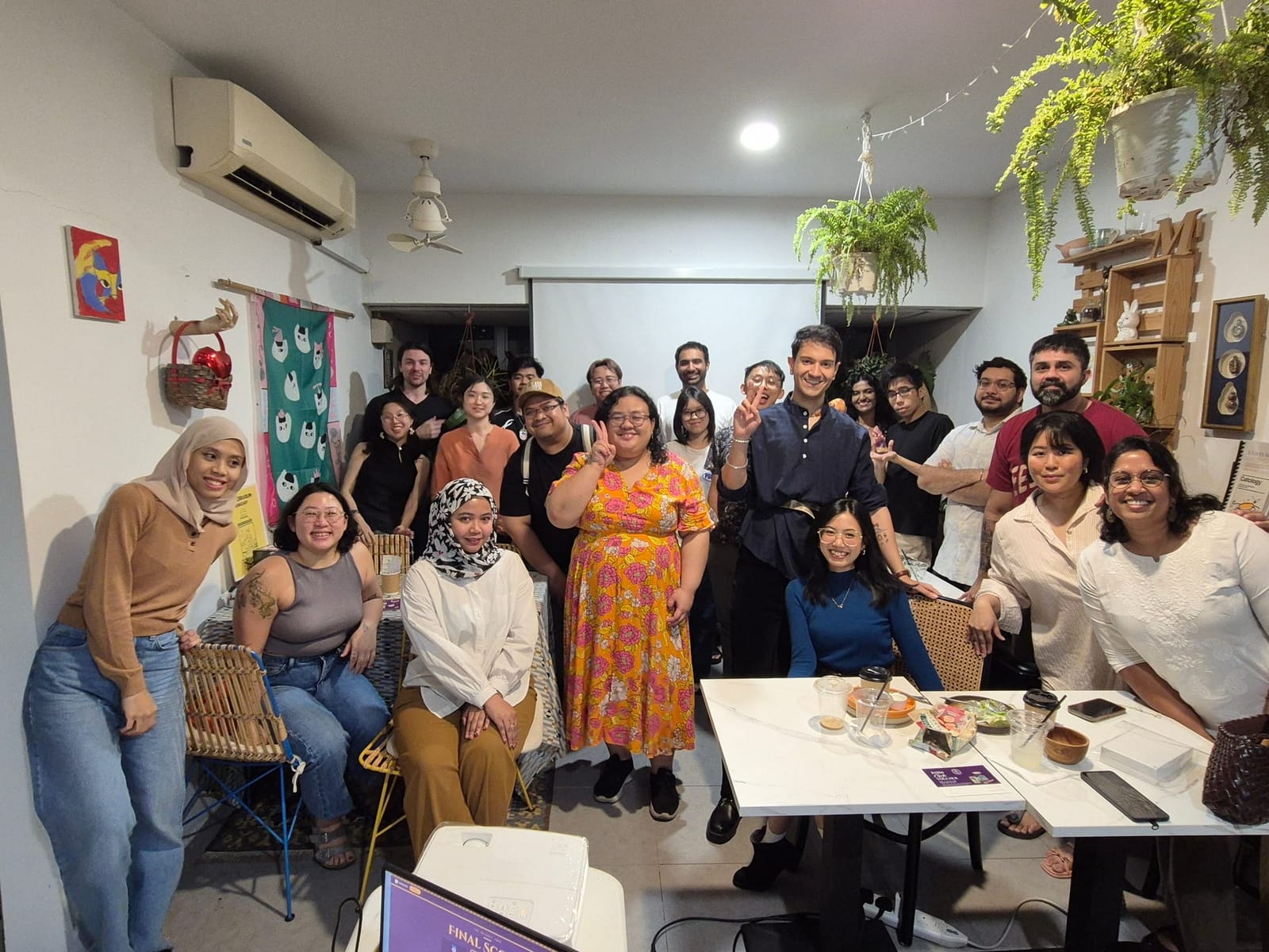 Samreid Manez with the room at the Bodoh’s Odyssey quiz night, Taman Hati Studio & Cafe, Petaling Jaya