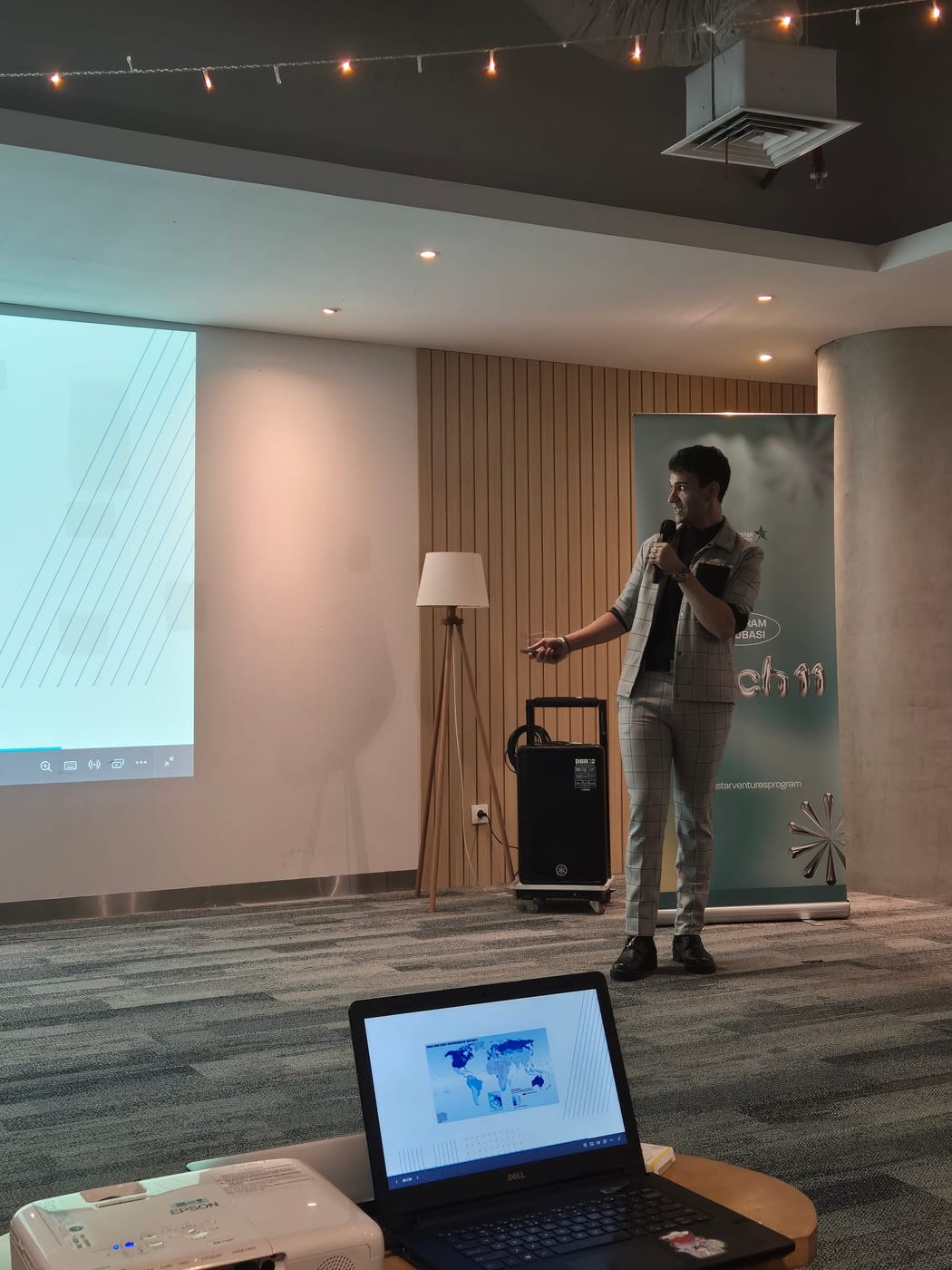 Samreid Manez presenting a startup workshop at UMN Jakarta